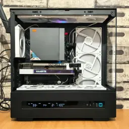 Wnętrze komputera z kartą graficzną Gigabyte GeForce RTX. Widoczne jest ekranowanie kabla zasilającego, wentylatory i dysk.