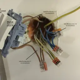 Instalacja elektryczna: jaki kabel do wentylatora łazienkowego? Widoczne połączenia przewodów L i N do wentylatora, przełącznik światła i wiatraka.