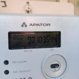 Inteligentny licznik prądu APATOR z wyświetlaczem LCD, pokazujący zużycie energii.