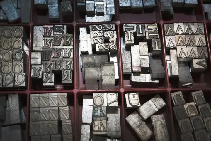Metalowe czcionki do druku, w tym litery "K", "B", "R", "T", "A", "O", "6", "4", "2". Czy ołów przewodzi prąd? Te litery z pewnością mogłyby opowiedzieć historię.
