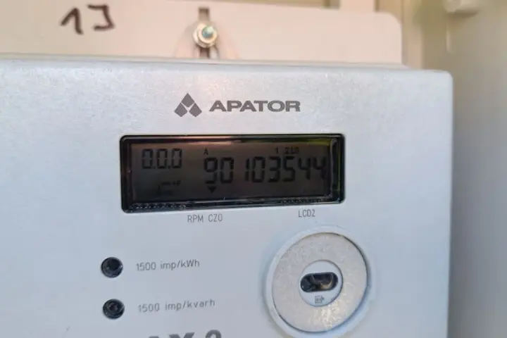 Inteligentny licznik prądu APATOR z wyświetlaczem LCD, pokazujący zużycie energii.