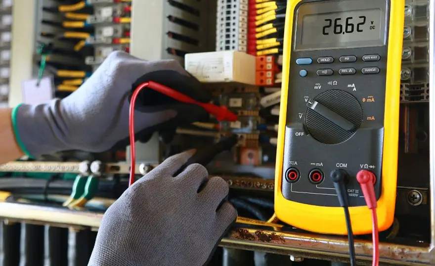 Zarobki elektryka samochodowego: Ile naprawdę zarobisz w Polsce?