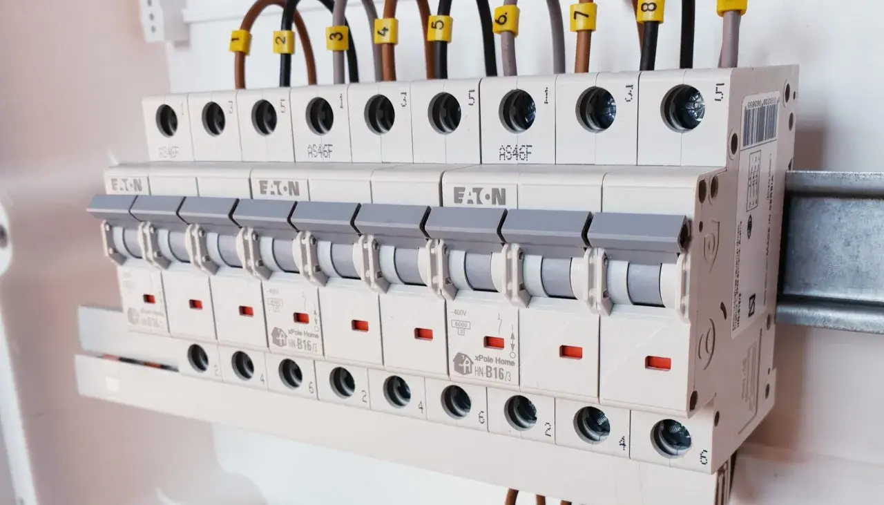 W mieszkaniu w bloku, bezpieczniki Eaton i xPole Home chronią instalację. Widać oznaczenia B16/3.