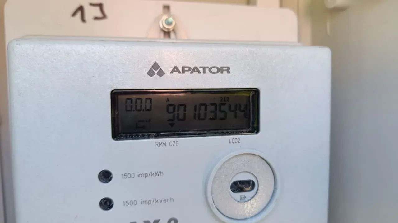 Inteligentny licznik prądu APATOR z wyświetlaczem LCD, pokazujący zużycie energii.