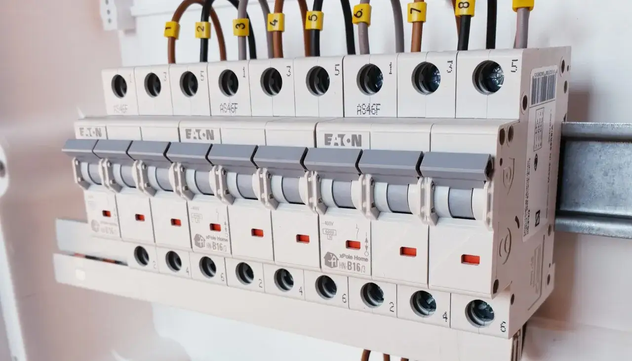 Zabezpieczenia w mieszkaniu w bloku: wyłączniki nadprądowe Eaton i xPole Home, oznaczone numerami, gotowe do ochrony instalacji.